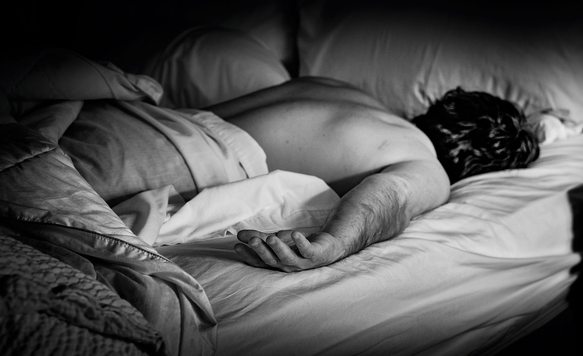 В одной постели с спящим мужем. Мужчина в кровати. Спящий парень. Мужчина лежит на кровати.