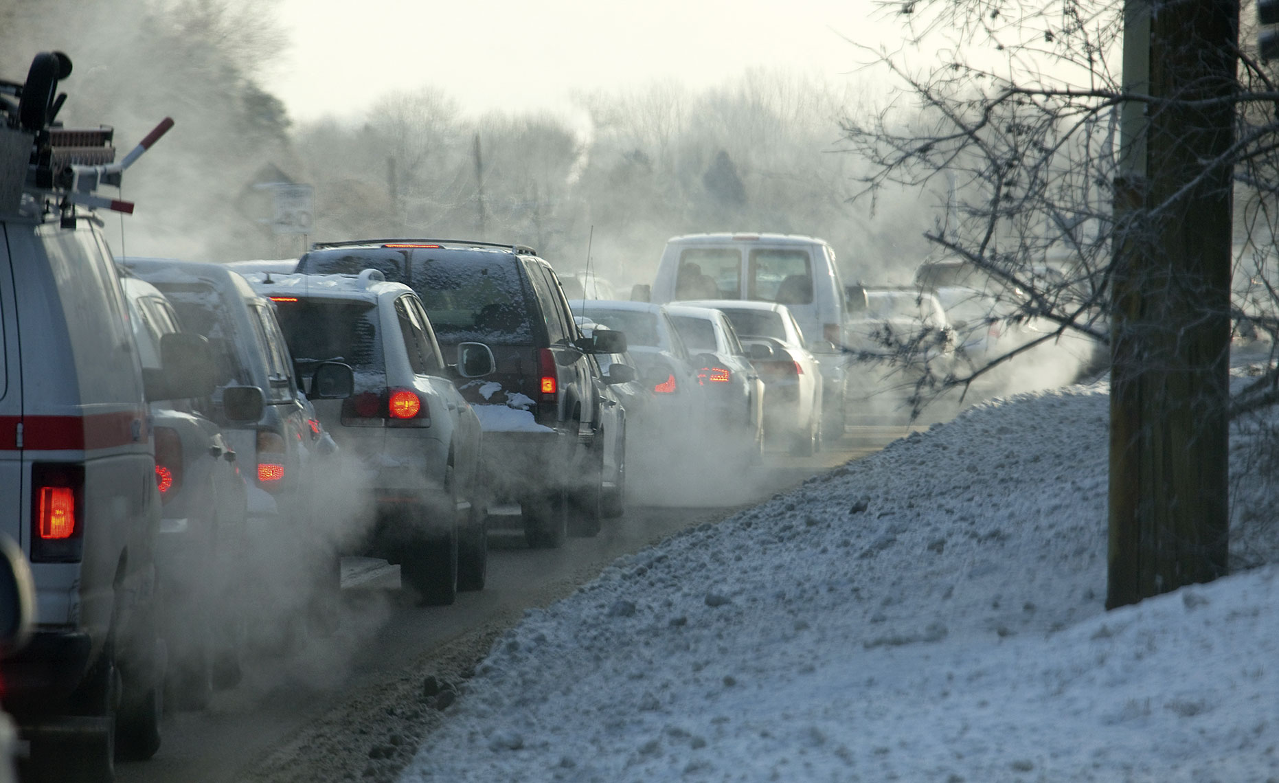 Выхлопные газы машин. Выхлопы от автомобилей. Загрязнение от автомобилей. Машины загрязняют воздух. Выбросы автомобилей в атмосферу.