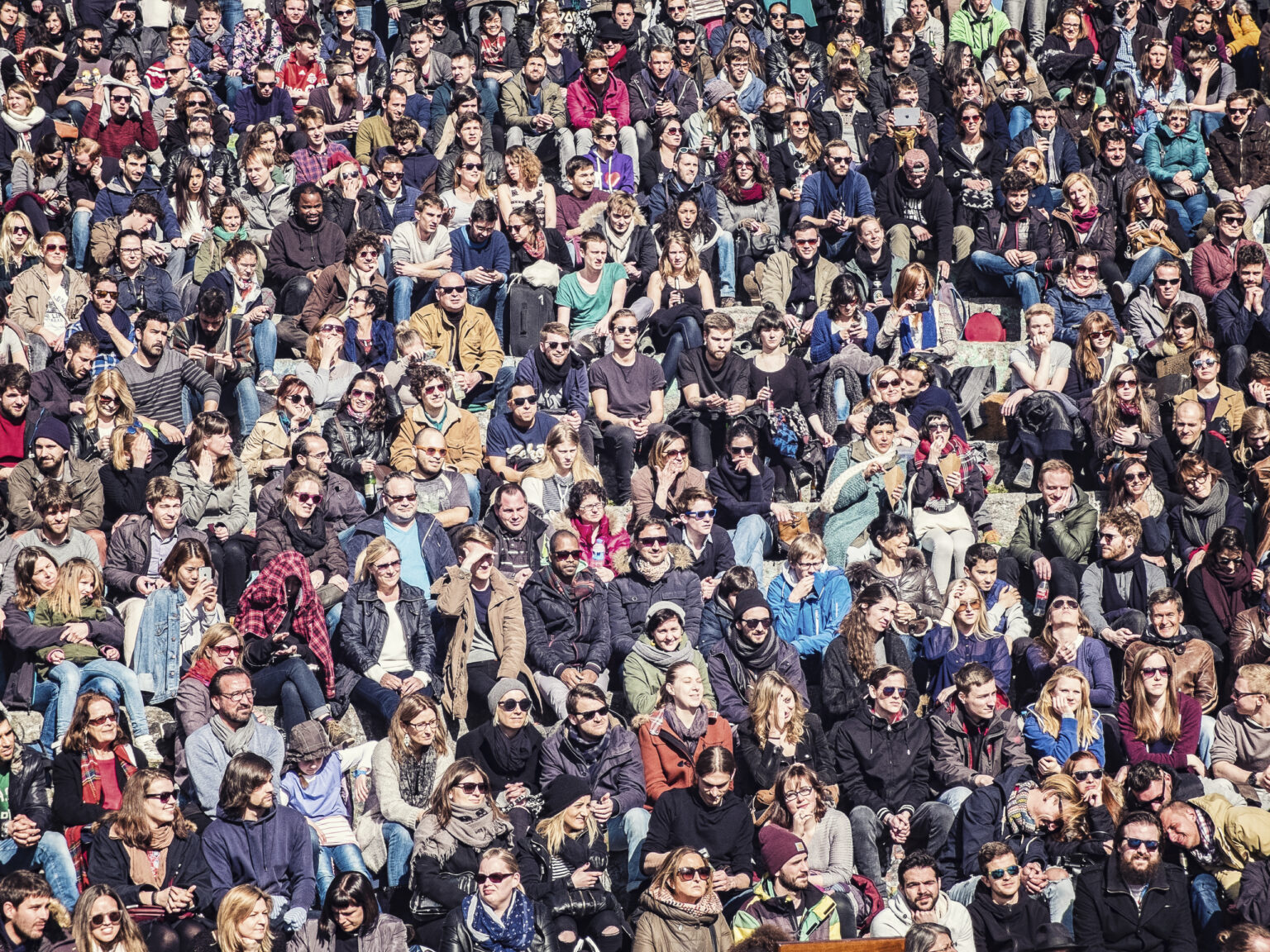 Толпа туристов. Толпа на улице нью-йорка. Смешная толпа людей. Китай перенаселение. Overcrowded city.