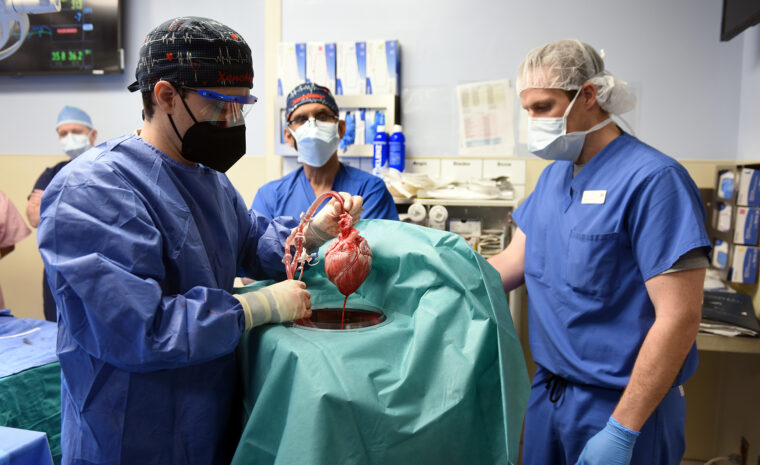 Kirurger samlas kring ett blodigt hjärta.