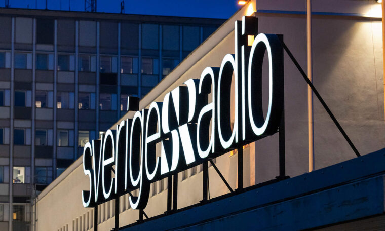 Sveriges radio står det på husfasad