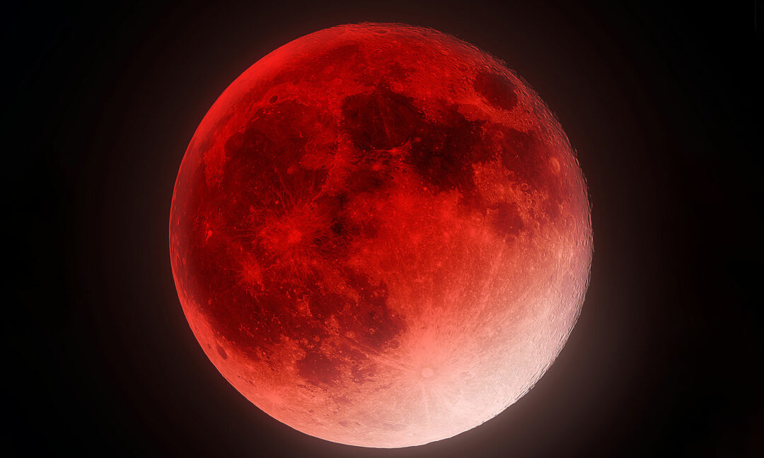 röd måne mot svart bakgrund