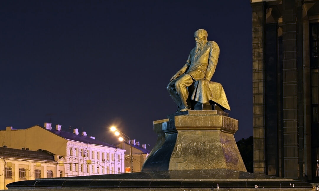 staty av Dostovjetski mot mörk himmel
