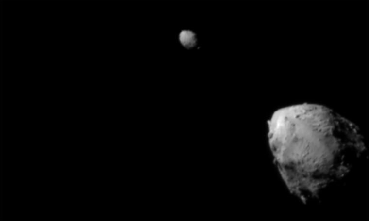 två asteroider i rymde, svart bild, grå himlakroppar