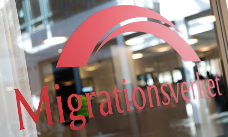 Migrationsverket logotyp på glasdörr