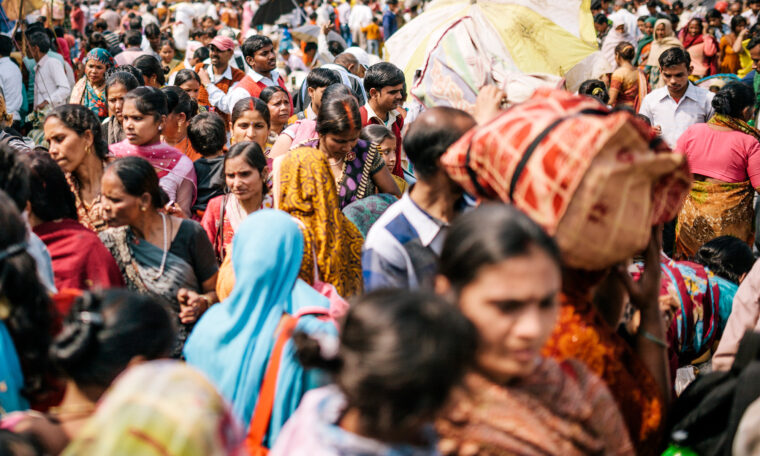 Folkmassa i Indien, färgglada kläder