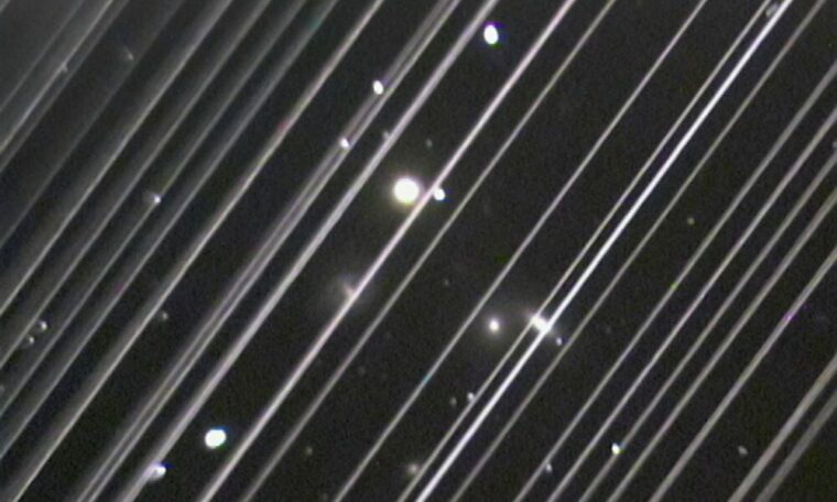 Satellitspår i bild av stjärnor