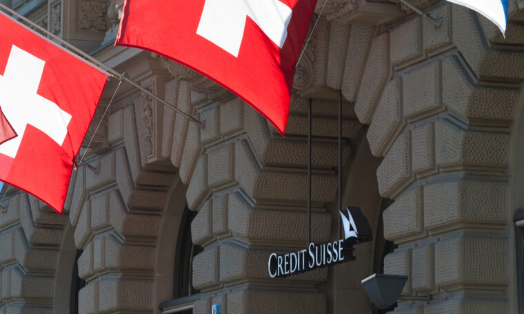 fasad Credit Suisse och flaggor