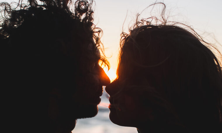 par kysses i solnedgång
