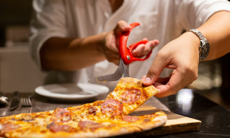 skär pizza med sax