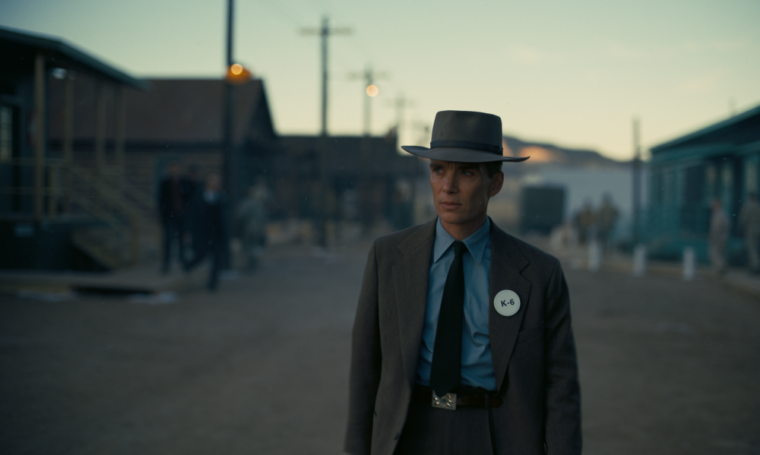 Robert Oppenheimer spelad av Cillian Murphy, på en gata i Los Alamos.
