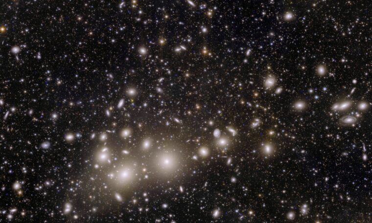 Tusentals galaxer mot en mörk bakgrund.