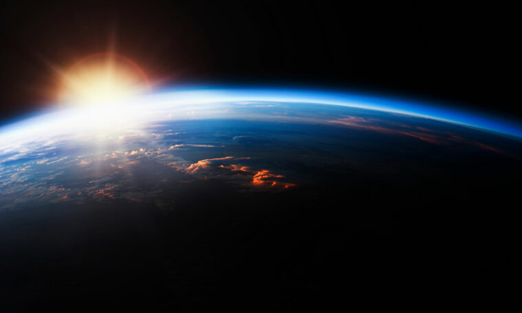 soluppgång över jorden från rymden