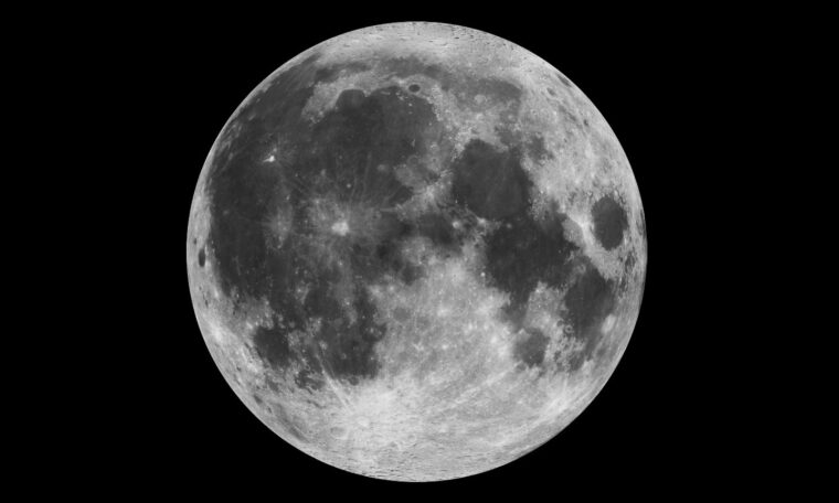 Fullmåne. Bild sammansatt av flera fotografier.