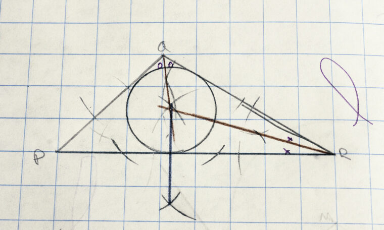 En triangel med en inskriven cirkel och ett antal linjer och punkter inritade, på rutpapper.