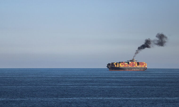 Lastfartyg på öppet hav