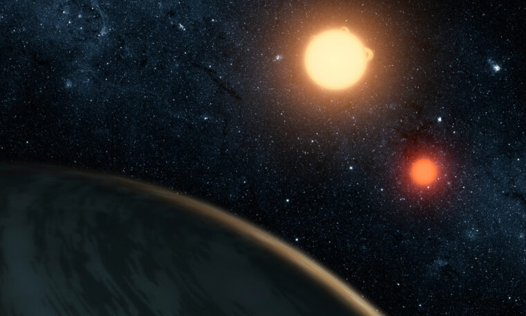 En planetyta sedd från avstånd, två solar i bakgrunden.