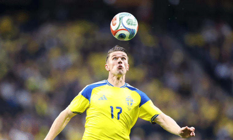Viktor Gyökeres med boll och landslagströja