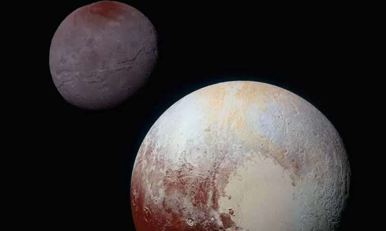 Två himlakroppar i förstärkta färger. Nere till höger Pluto med en mörkröd region, och en ljusare beige som påminner om ett halvt hjärta. Uppe till vänster Charon med knölig yta, röd kalott upptill.