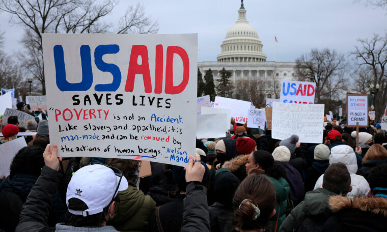 Protester fram för Vita Huset mot neddragningar av USAid