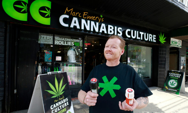 man står framför cannabisshop