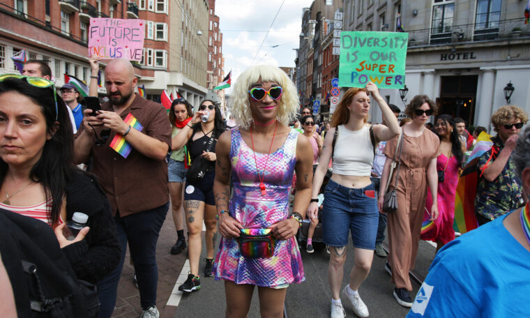 Människor går i pride-parad i Nederländerna