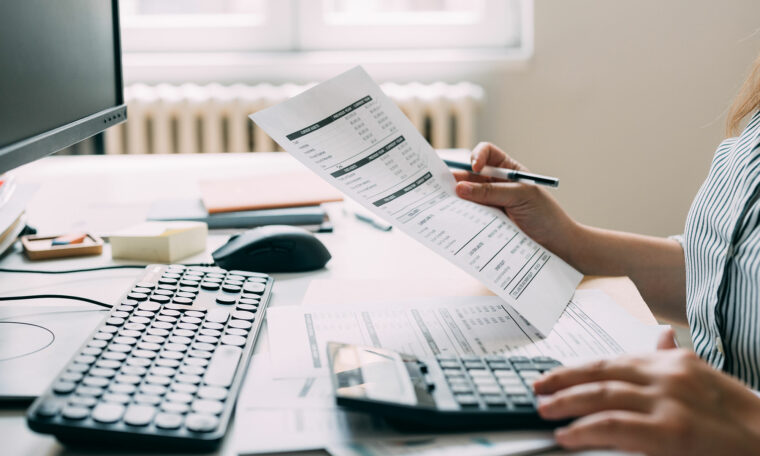 revisionsplikt. Revisor sorterar papper.