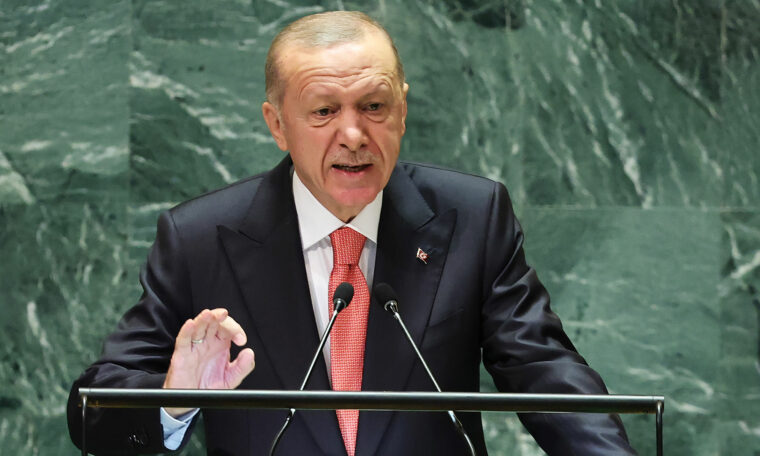 Recep Tayyip Erdogan i talarstolen