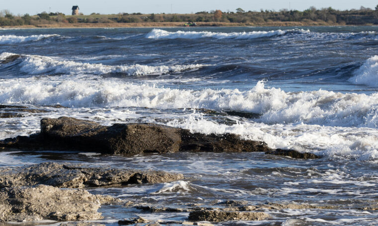 vågor mot Gotlands kust