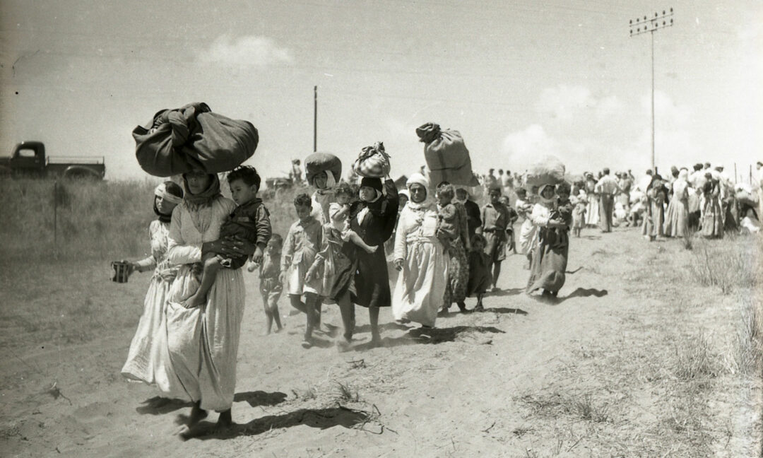 Kvinnor och barn som fördrivs från byn Tantura 1948.