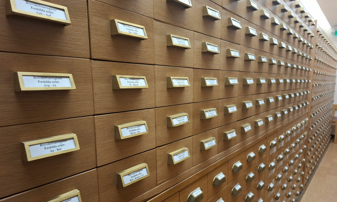 hel vägg med kortregister