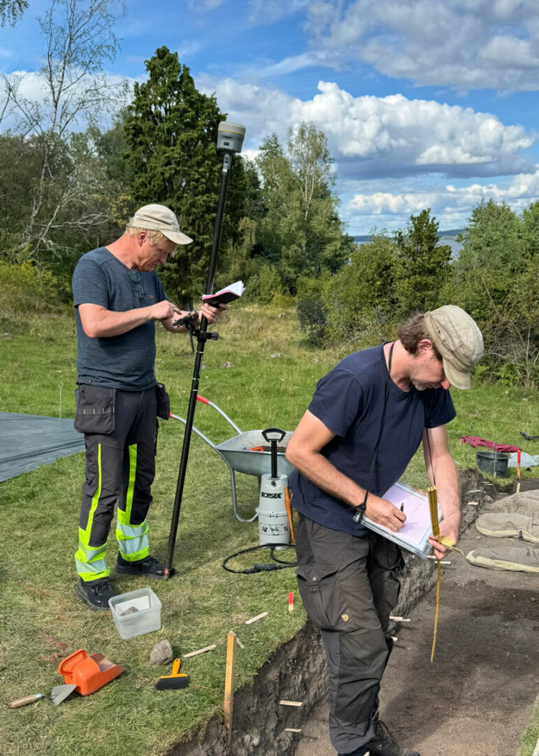 Arkeologerna Johan Runer och Sven Kalmring på i Korshamn, Birka.