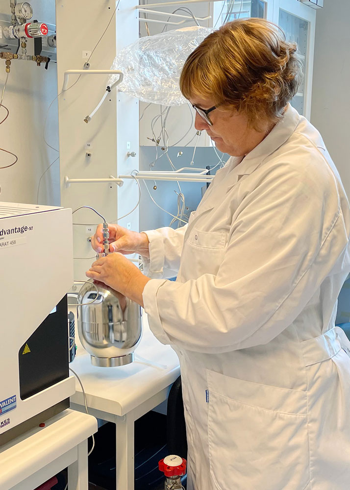 Annika Potter mäter PFAS i labbet