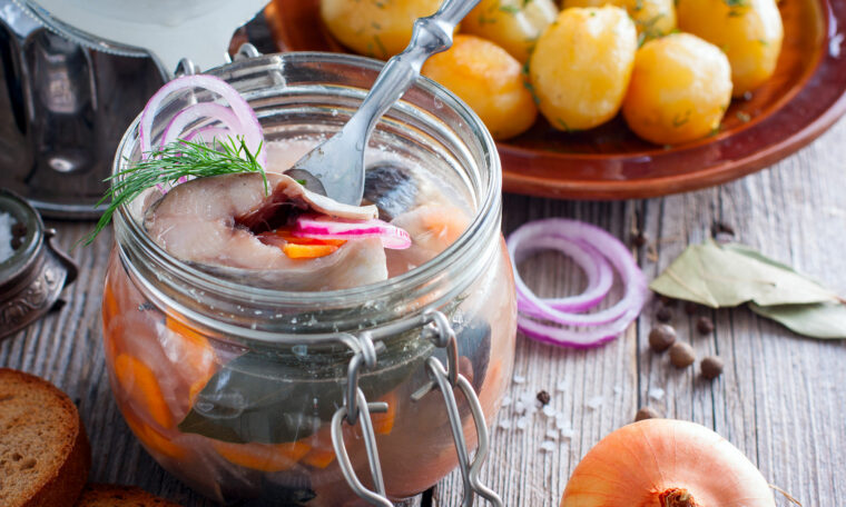 Sill och potatis uppdukat