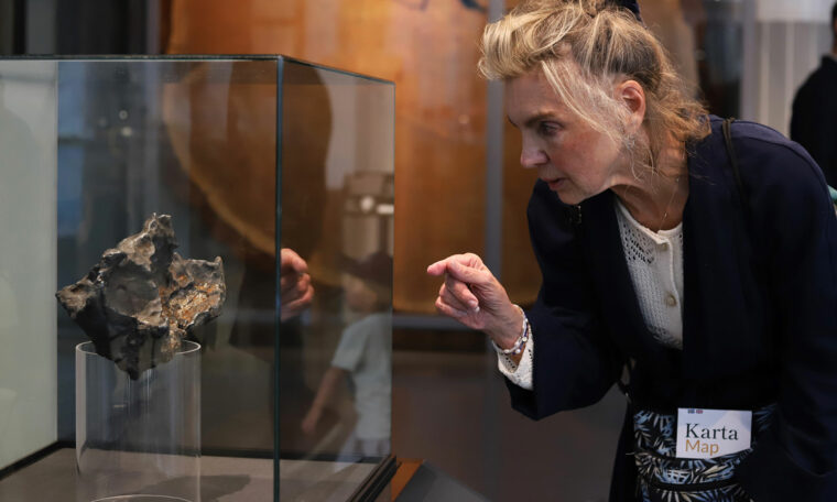 Neta Olofsson från Göteborg tog tåget till huvudstaden enkom för att beskåda järnmeteoriten från Enköping.