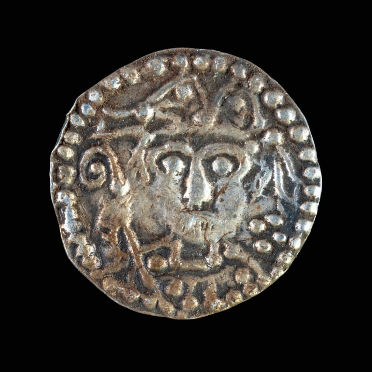 Biskopsmynt. På myntet ses biskopen hålla en kräkla i höger hand.