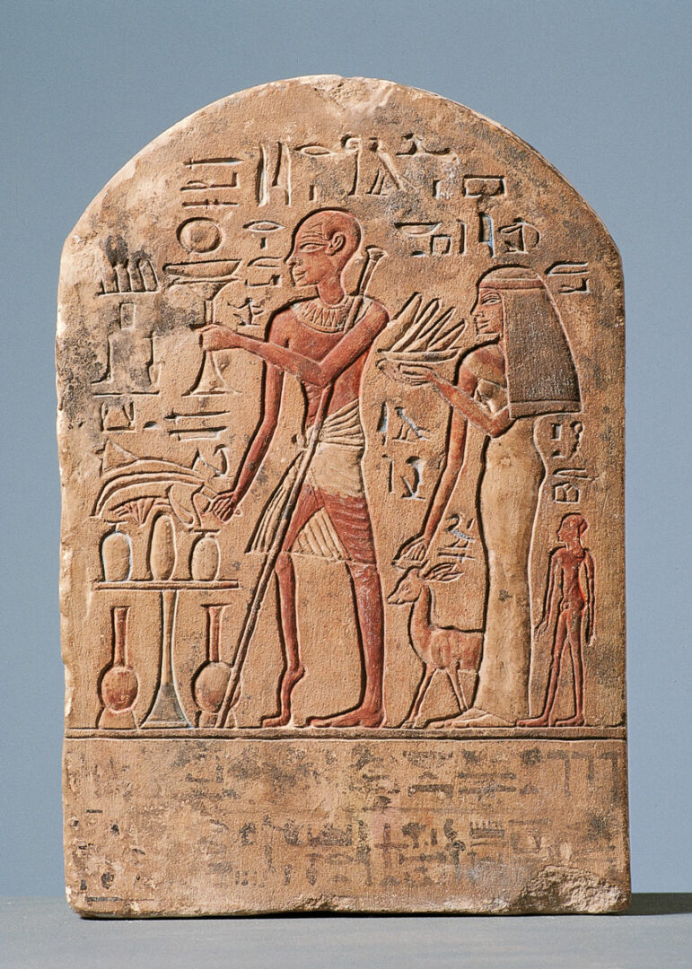 egyptisk stentavla med man med förkrympt ben och vinklad fot