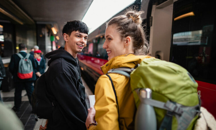 två glada tågluffare