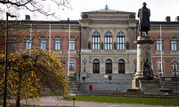 Uppsala universitets huvudbyggnad i höstskrud
