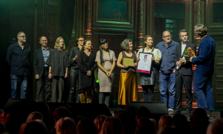 Forskning & Framsteg får Tidskriftspriset 2025 i kategorin Årets tidskrift populärpress. Från vänster: Johan Jarnestad, Per Snaprud, Anna Liljemalm, Sara Peterssohn, Eva Bergström, Catherine Fulgencio, Anna Davour, Lina Wennersten-Gradert, Erik Westin, Jonas Mattson (chefredaktör) och galans programledare Jack Werner.