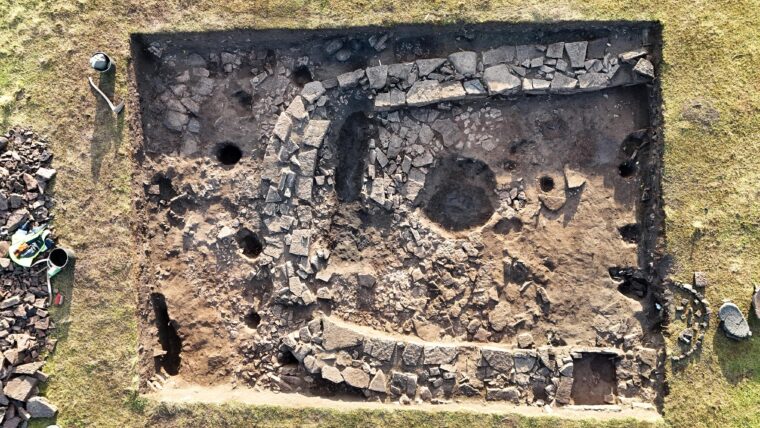 arkeologisk utgrävning av forntida borg