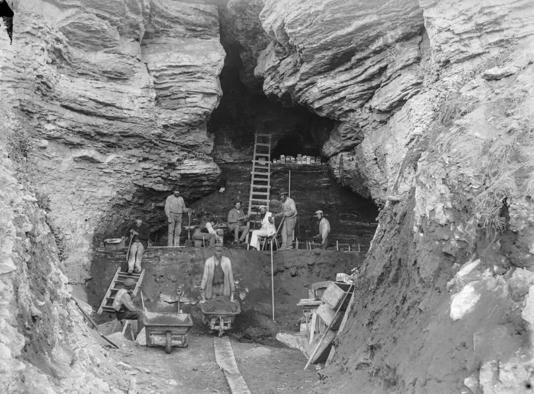 svartvit bild av arkeologisk grävning från 1800-talet