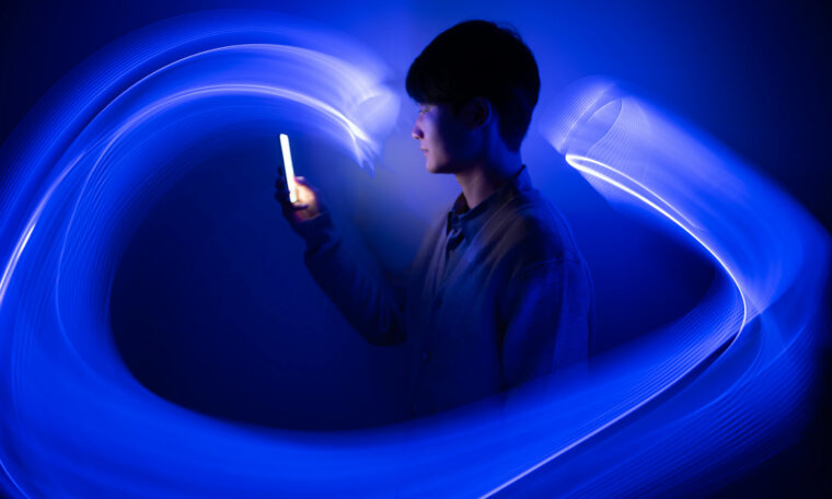 AI kan påverka hur vi röstar i val, ung man framför upplyst skärm