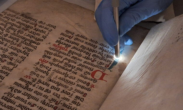 mätinstrument över gammal text