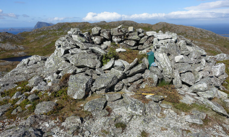 Vårdkase av stenar på fjälll