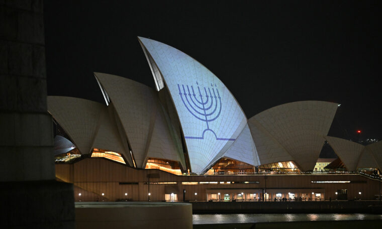 En chanukkaljusstake projiceras på operahuset i Sydney