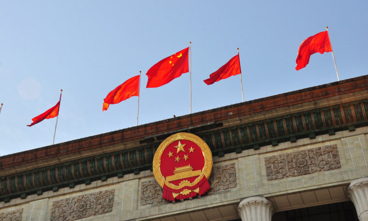 Kinesiska flaggor på parlamentsbyggnad