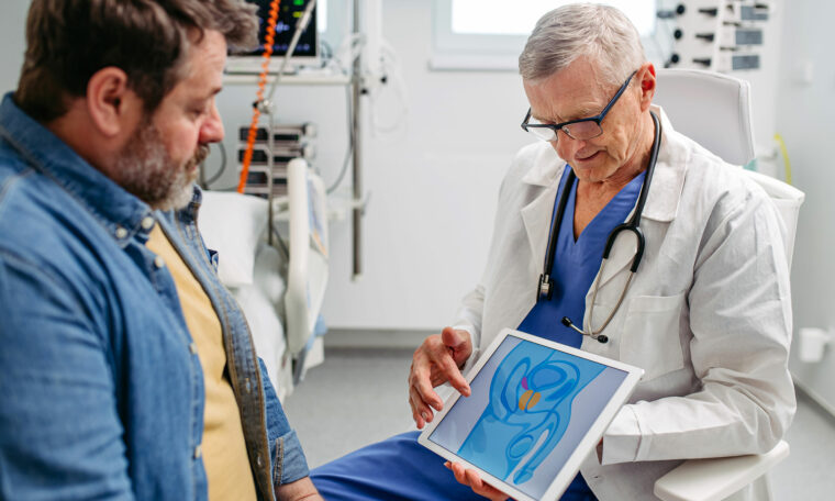 manlig läkare förklarar för patient