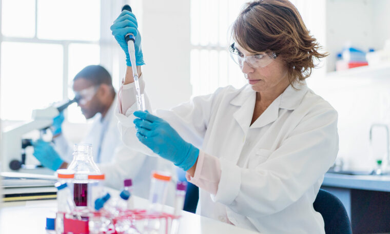 Kvinnlig forskare arbetar i ett laboratorium.