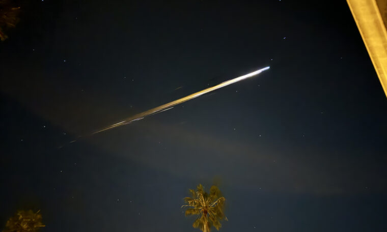 ett eldklot på himlen splittras upp i mindre delar